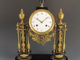 une horloge noire et or posée sur une table