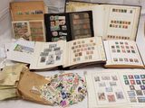 beaucoup de timbres posés sur une table, à côté d'un livre