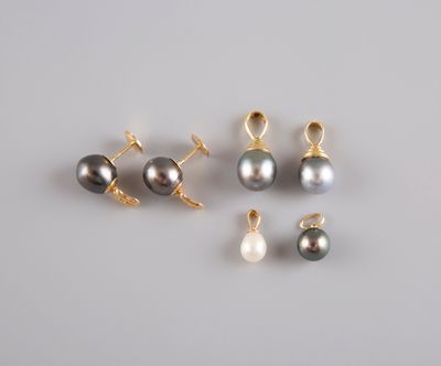 Ensemble en or 18K 750°/°° composé de: - Un pendentif serti …