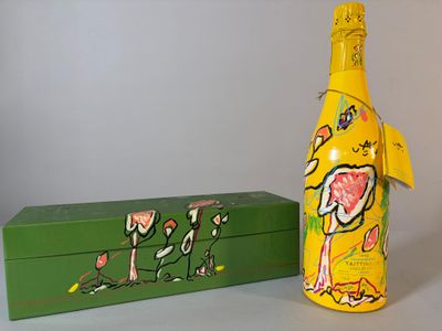 une bouteille de vin à côté d'une boîte
