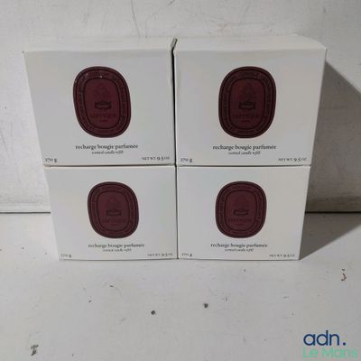 trois boîtes de savon posées sur une table blanche