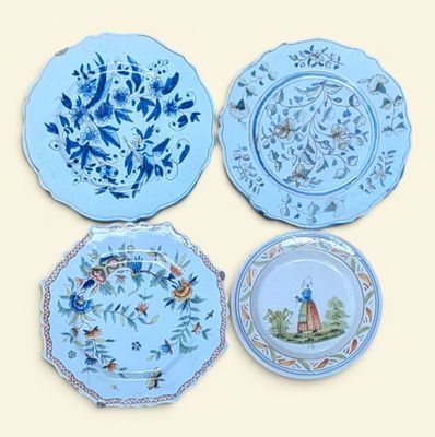 quatre assiettes ornées de motifs bleus et blancs sur fond jaune