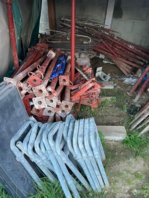 Lot d'étais de chantier (40 environs), serre joints et U de … - Photo 1