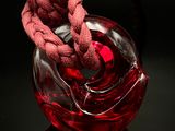 un vase en verre rouge orné d'un nœud