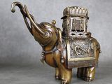 statue en laiton représentant un éléphant portant un panier sur le dos