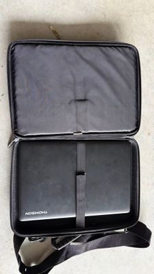 une mallette noire contenant un ordinateur portable