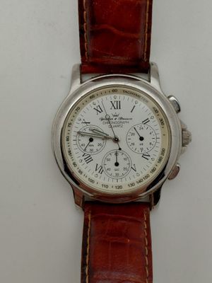gros plan d'une montre-bracelet avec des chiffres romains
