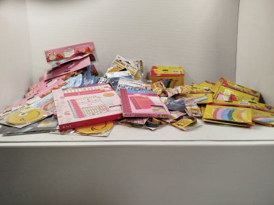 une pile de bonbons et de barres chocolatées sur une étagère