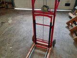 un diable rouge portant un numéro, dans un garage