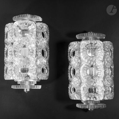 deux appliques en verre posées sur une surface noire, avec un fond noir