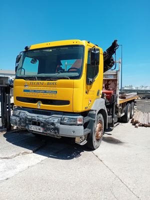 un camion jaune garé sur le bord de la route