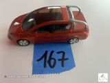 une petite voiture posée sur une feuille de papier