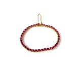 un gros plan d'un bracelet en perles rouges sur fond blanc