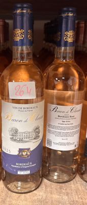 plusieurs bouteilles de vin sont alignées sur un comptoir