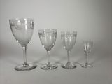 quatre verres à vin posés les uns à côté des autres sur une table