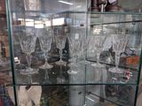 de nombreux verres à vin exposés dans une vitrine