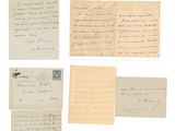 Plusieurs vieilles lettres et enveloppes sont posées sur une surface blanche
