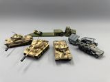 cinq types différents de véhicules militaires disposés en cercle