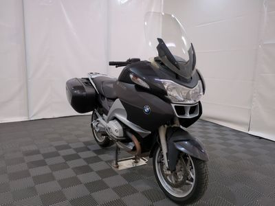 une moto qui est garée dans une pièce dont le sol est en damier