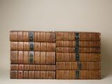 plusieurs vieux livres empilés sur une table