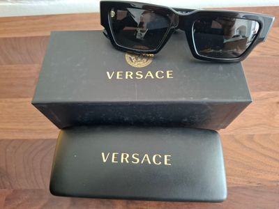 Lunettes de soleil Versa Versa Versa, noires avec logo doré