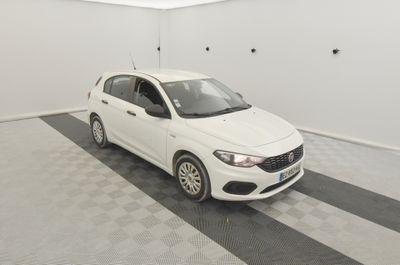 la voiture blanche est garée dans le garage sur le sol en damier