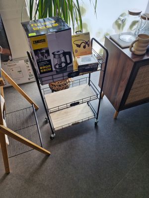 un petit chariot sur lequel sont posés tout un tas d'objets