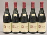 six bouteilles de vin sont alignées dans une rangée