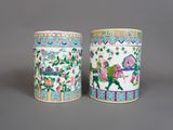 paire de vases chinois de style « famille » représentant des chevaux et des fleurs