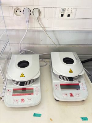 deux balances électroniques posées sur une table