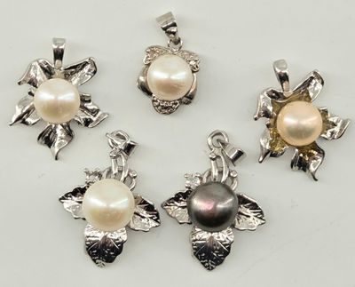 PERLES. Réunion de cinq pendentifs perles de culture et mont…