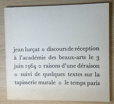 une photo d'un panneau posé sur une table en bois