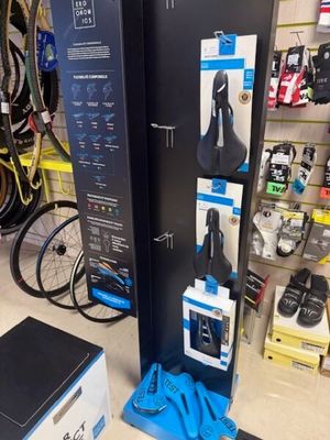 une exposition de divers appareils électroniques dans un magasin