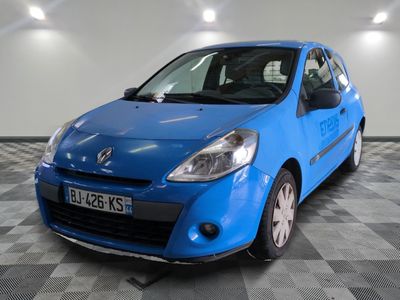 la photo d'une voiture bleue garée dans un garage