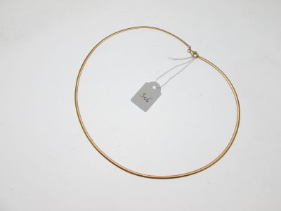 un collier plaqué or muni d'une médaille