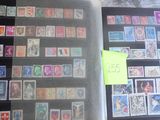beaucoup de timbres sur les pages d'un livre