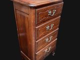 une vieille commode en bois avec quatre tiroirs de chaque côté