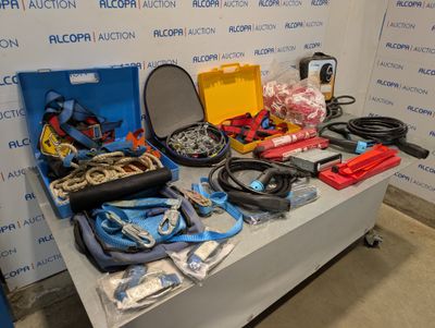 une table sur laquelle sont posés plusieurs outils