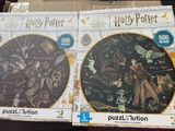 Des puzzles Harry Potter et Hermione dans une boîte posée sur une table