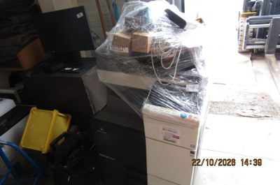une pile de cartons et une imprimante dans une pièce