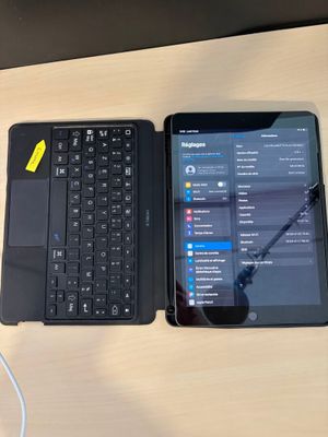 un ordinateur portable et une tablette posés sur un bureau