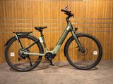 un vélo garé devant un mur en bois