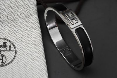 une photo montrant une cravate et un bracelet posés sur une table
