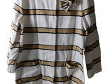 une chemise blanche à rayures marron et noires