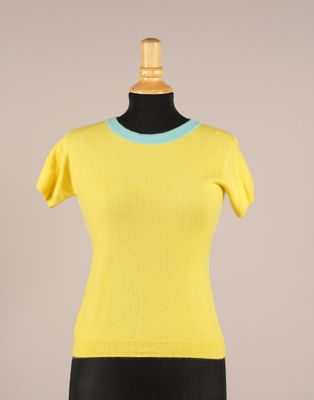 un pull jaune pour femme sur un mannequin, un mannequin, un mannequin, un mannequin, un mannequin, un mannequin, un mannequin, un mannequin