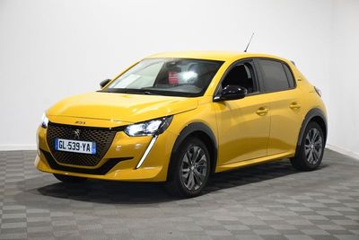une voiture jaune est garée dans une pièce au sol en damier