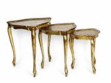 trois tables d'appoint dorées avec des plateaux en marbre, sur fond blanc
