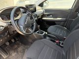l'intérieur d'une voiture avec des sièges en cuir noir et un volant
