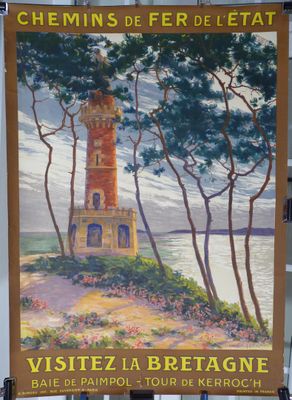 une peinture représentant un phare sur la façade d'un immeuble
