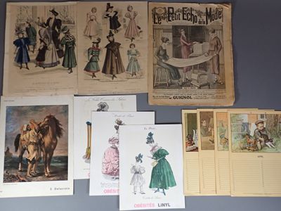 De nombreuses tenues d'époque sont accrochées au mur de cette pièce